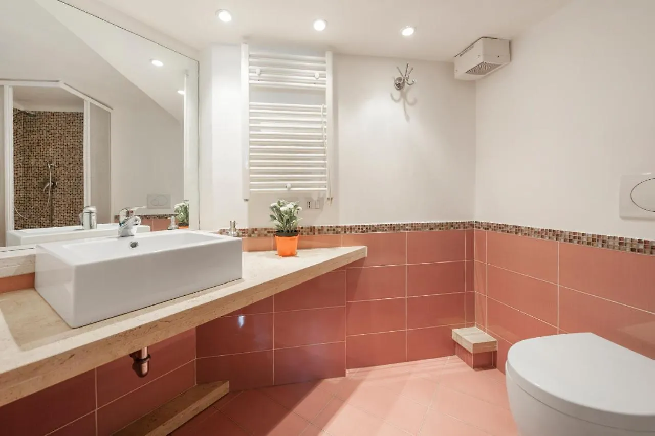 Inviting 3-Bed Apartment In Roma 4Mins To Colosseo 0*, Rome