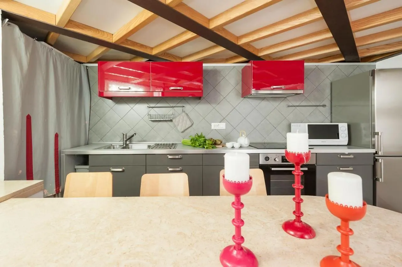 Inviting 3-Bed Apartment In Roma 4Mins To Colosseo